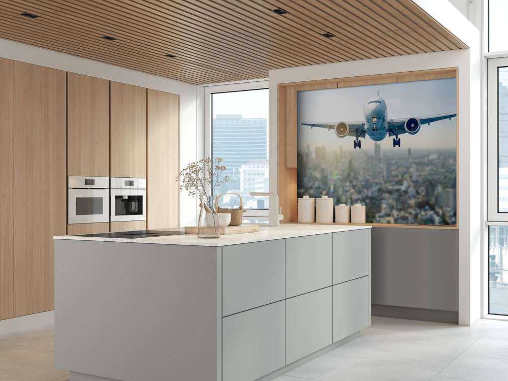 Aereo in discesa sopra una città