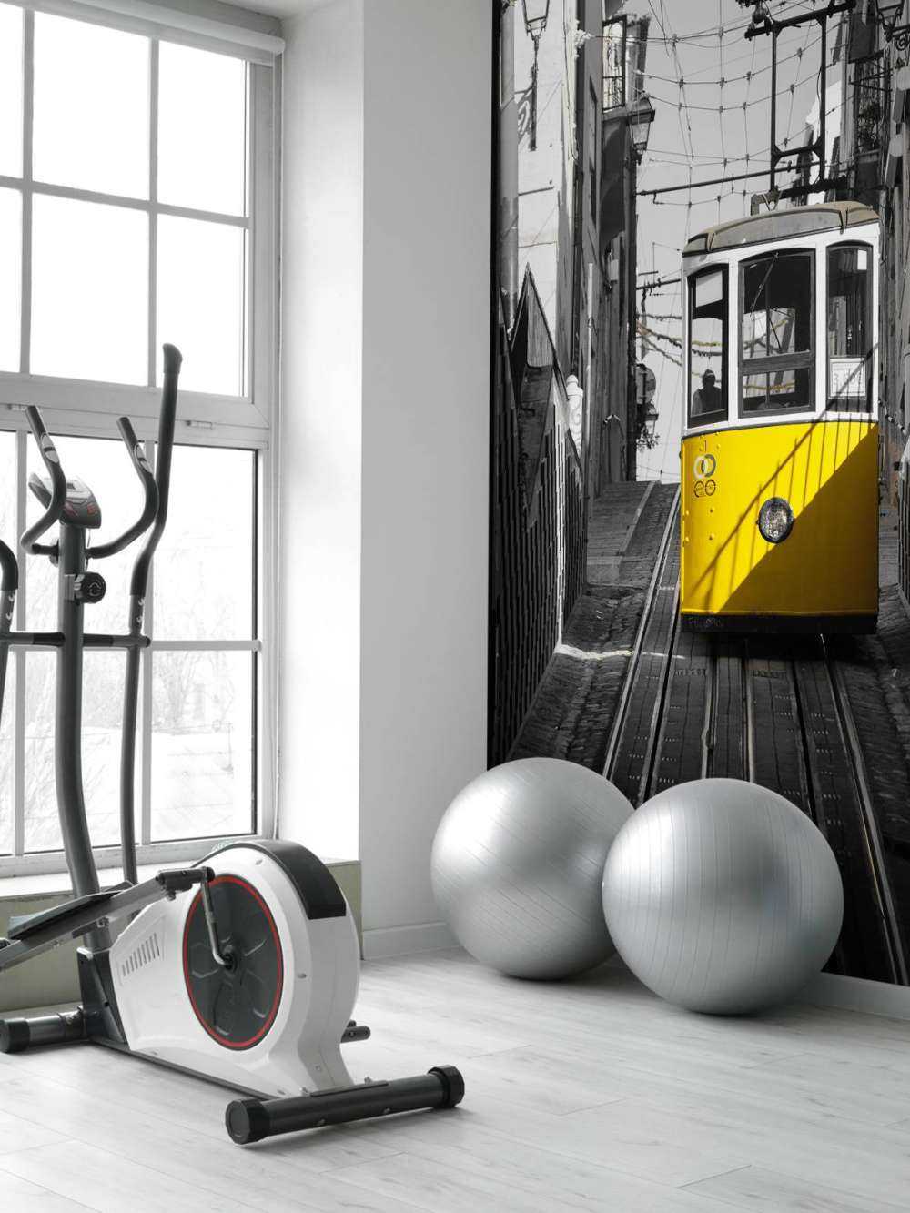 Tram nero bianco giallo