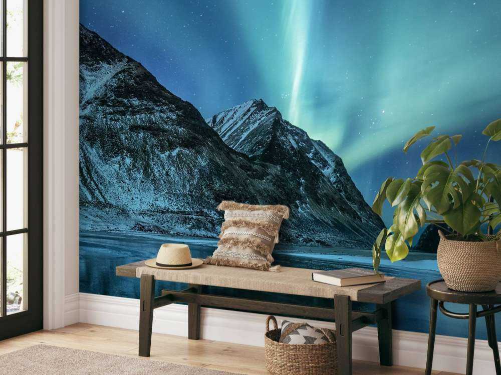 Aurora boreale verde sopra le montagne