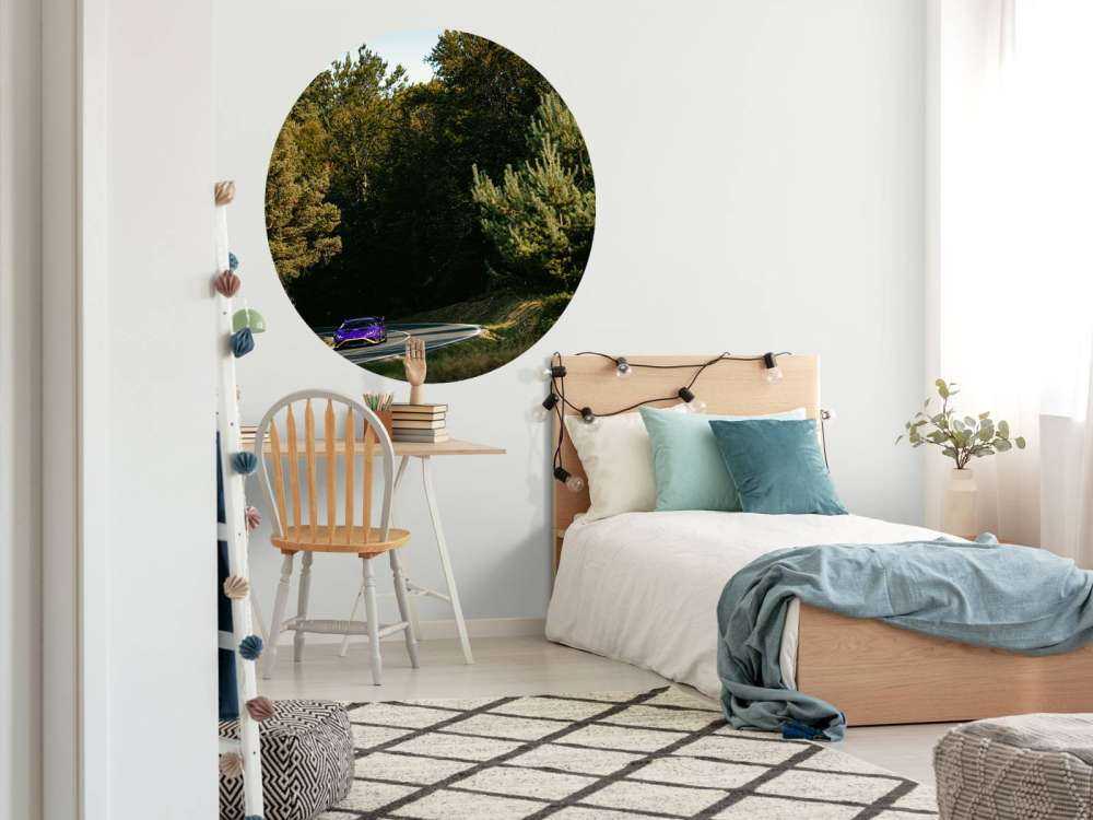 Lamborghini Huracán viola in paesaggio boschivo