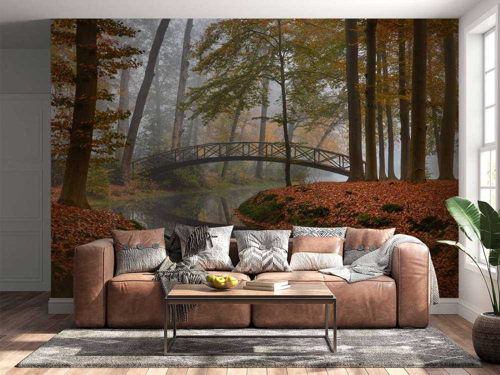 Ponte nella foresta autunnale