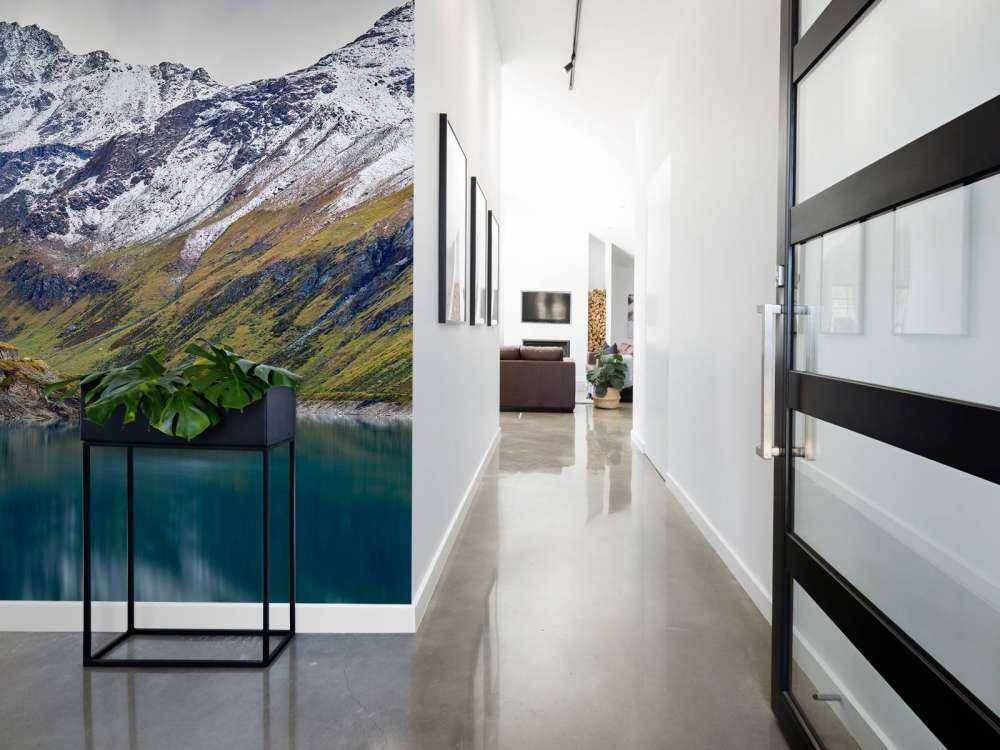 Cime di montagna con neve vicino al lago di montagna