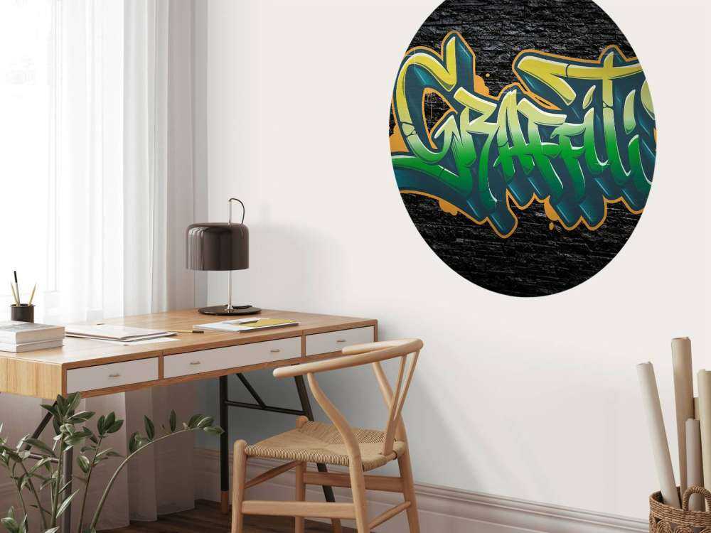 Graffiti su un muro di mattoni neri