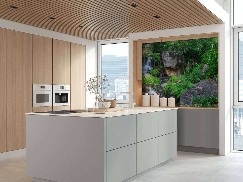 Cascata con piante tropicali