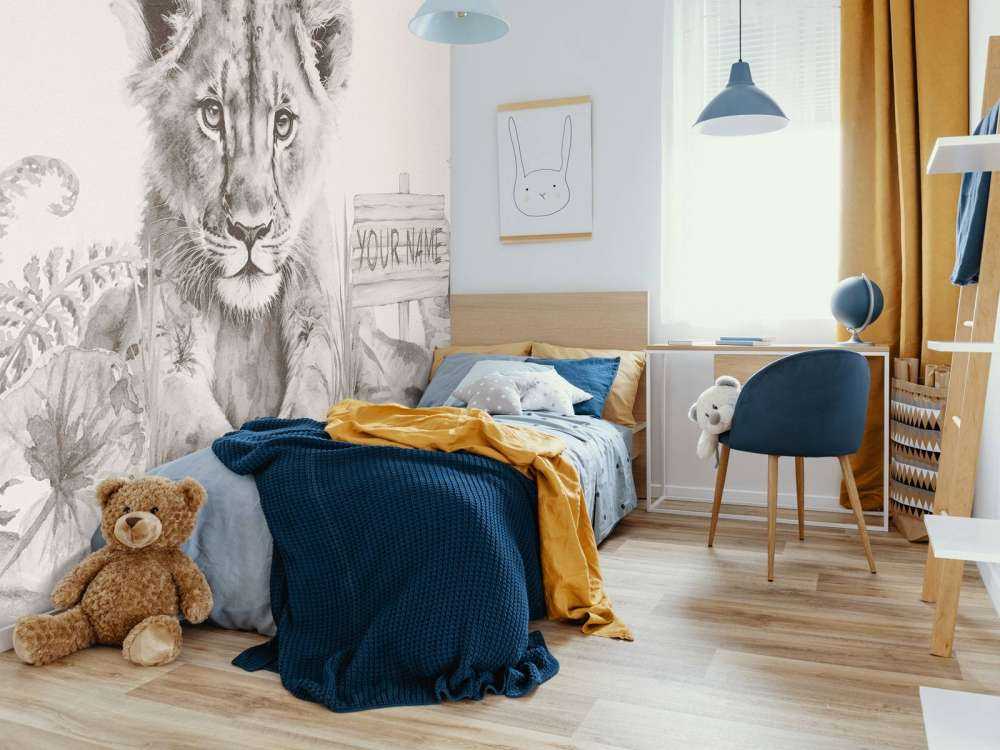 Baby leone nella giungla beige