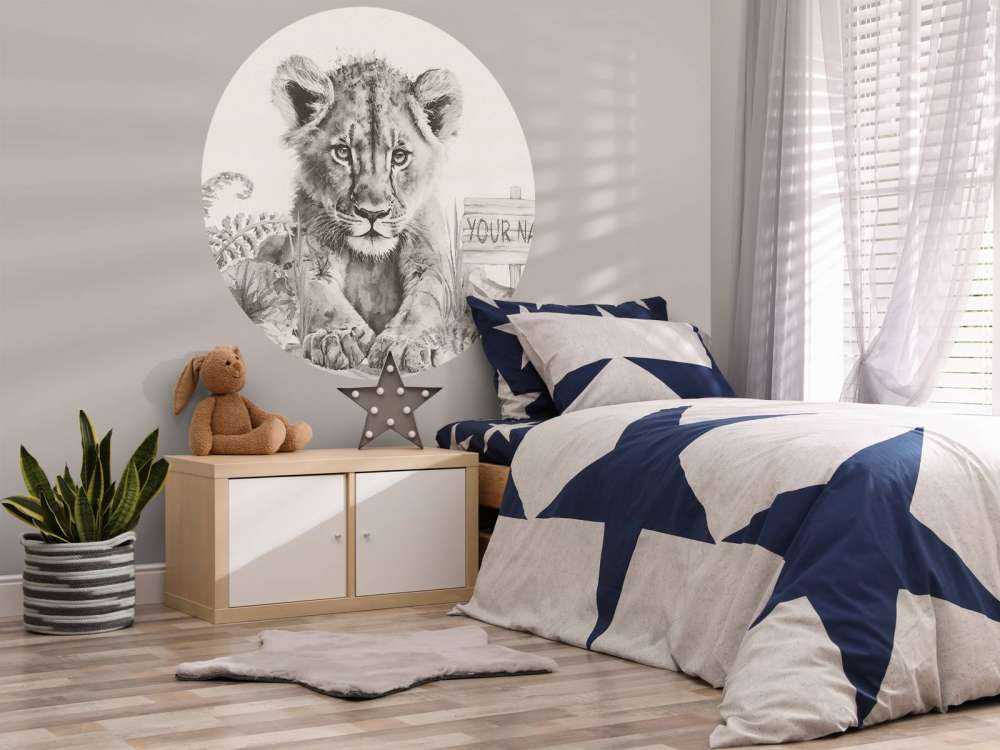 Baby leone nella giungla beige