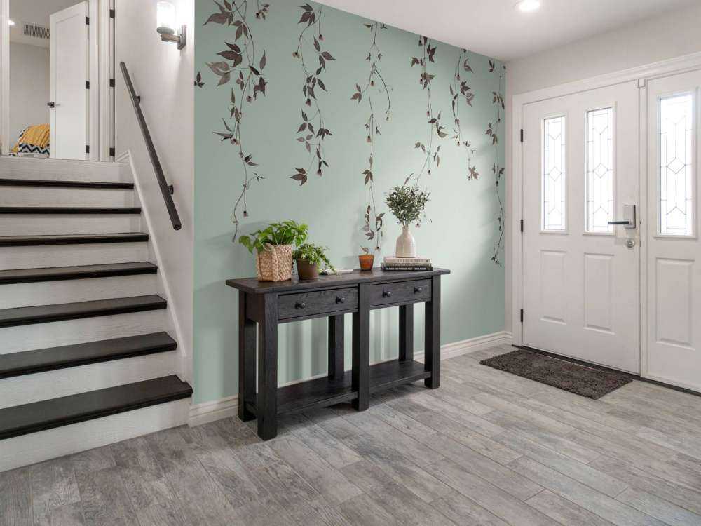 Rametti di clematide su grigio verde