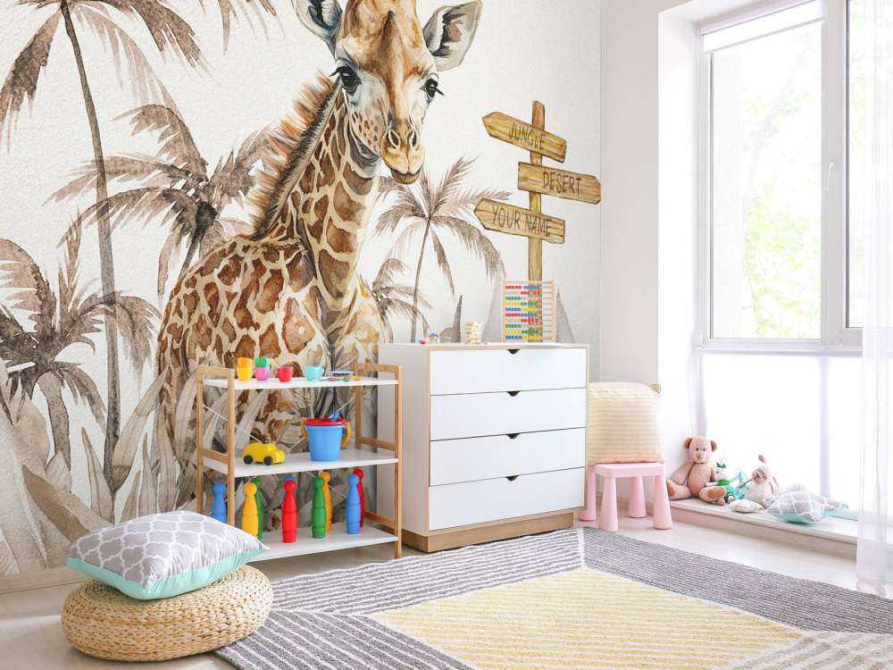 Baby giraffa nella giungla taupe
