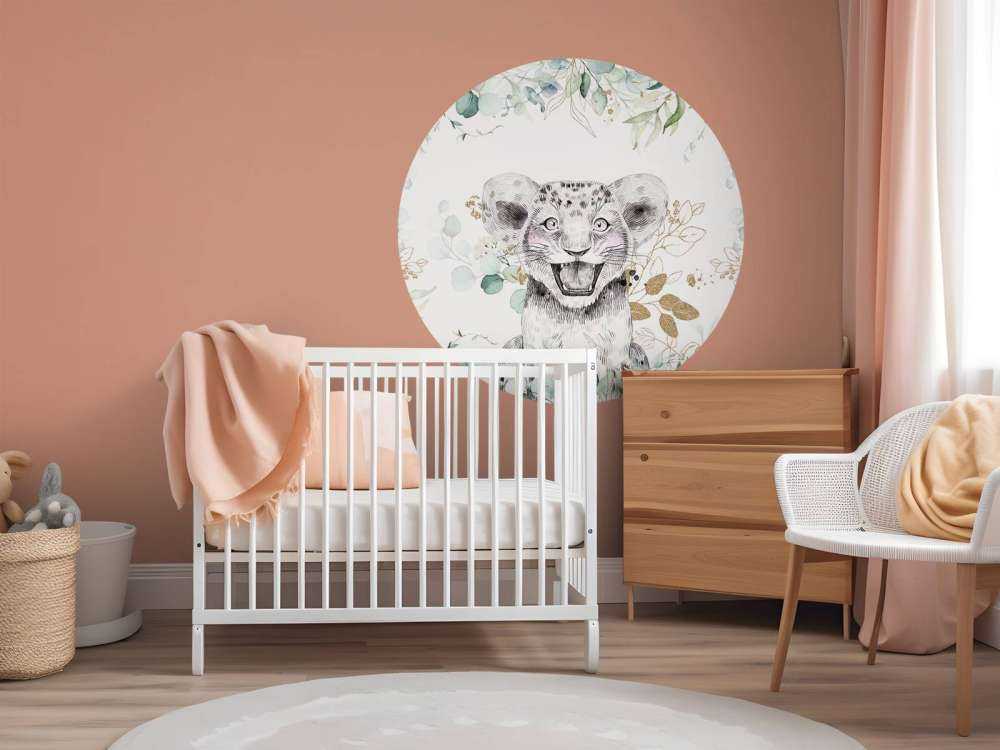 Baby leone con foglie di menta