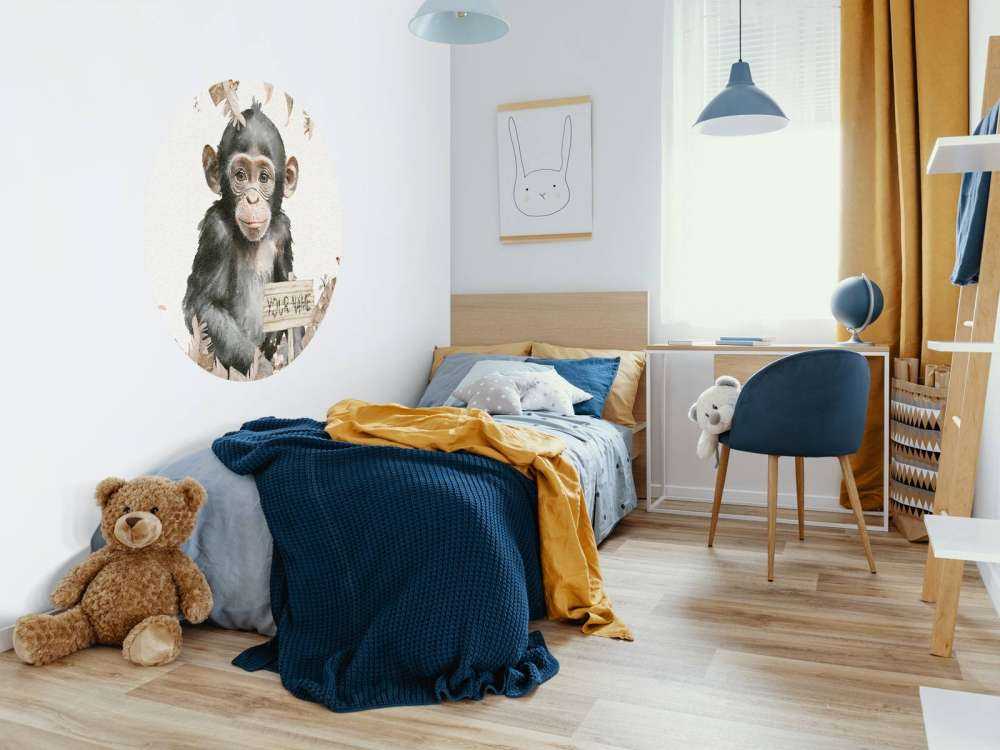 Baby scimpanzé nella giungla taupe