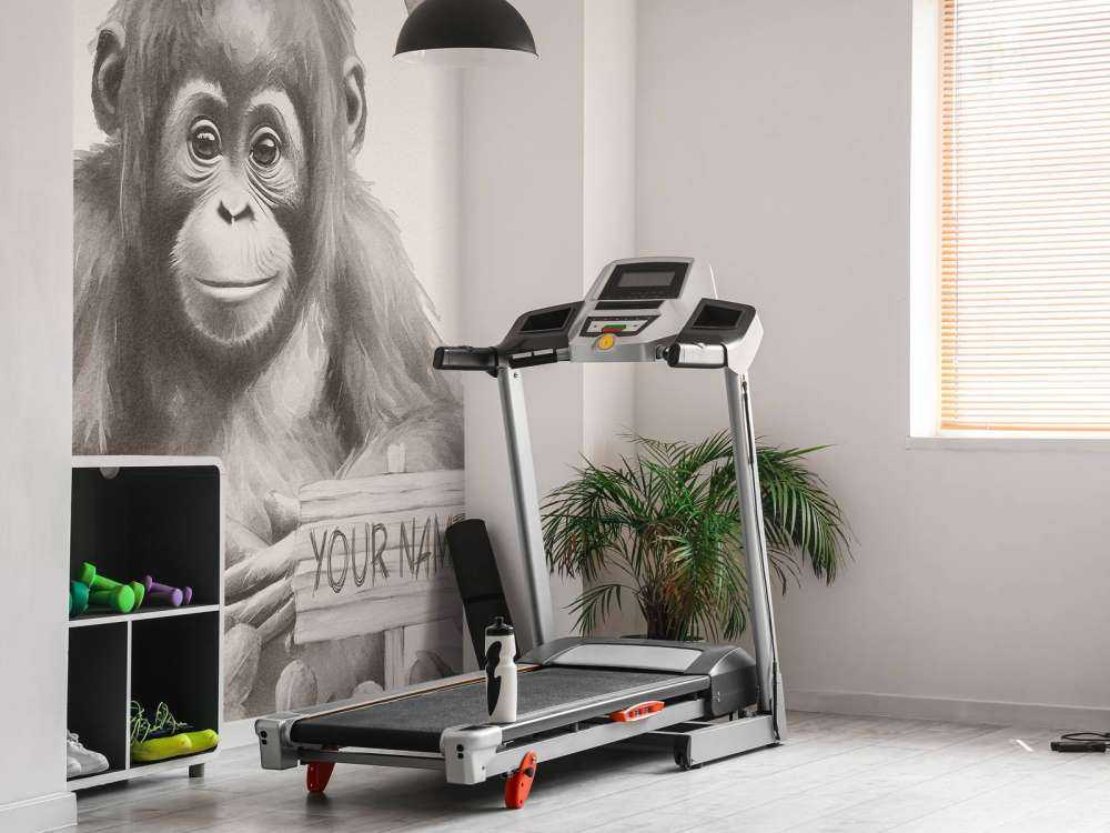 Cucciolo di orango nella giungla beige