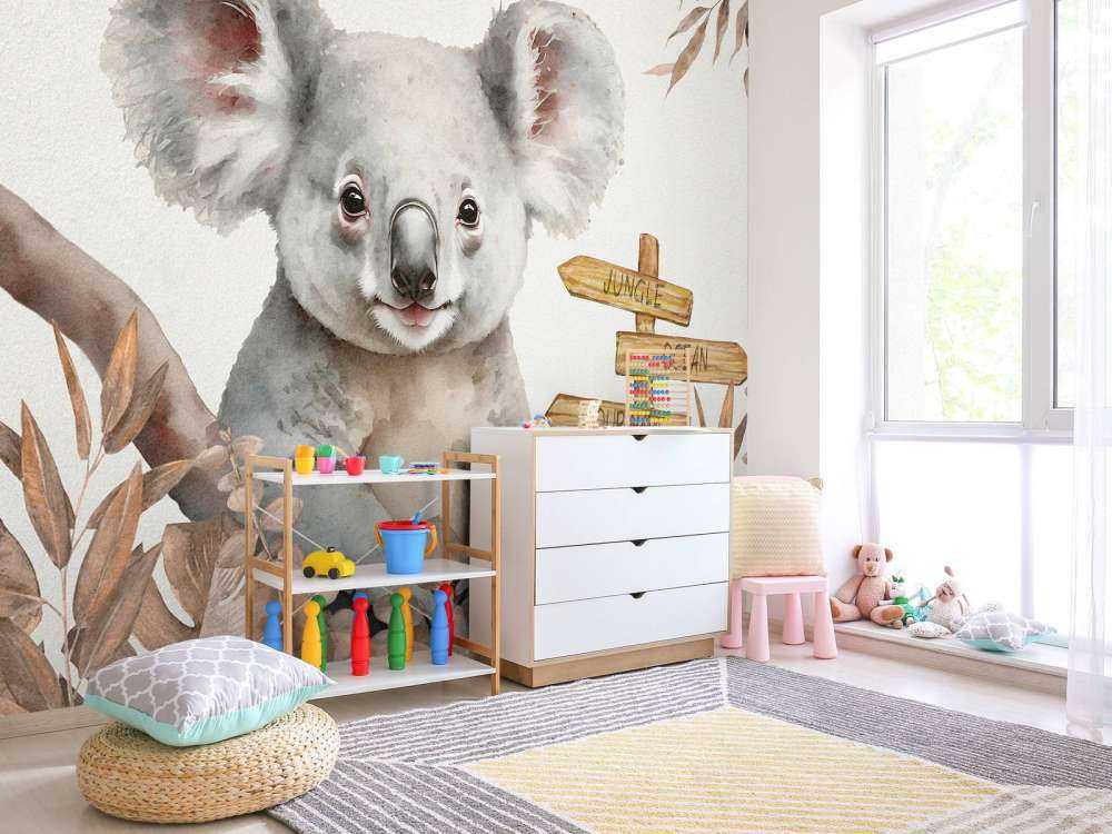 Baby koala nella giungla taupe