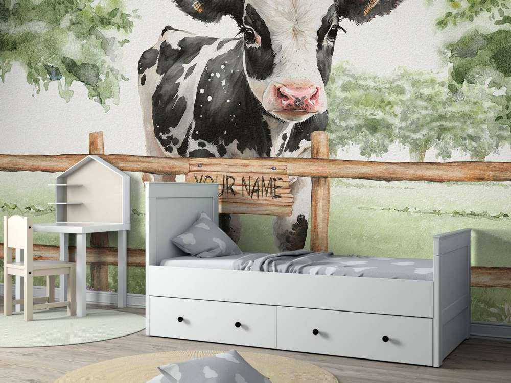 Giovane mucca in un prato