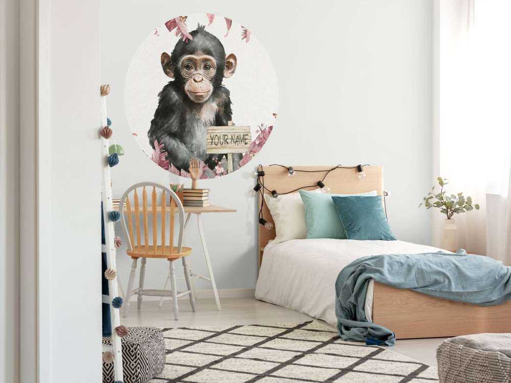 Baby scimpanzé nella giungla rosa