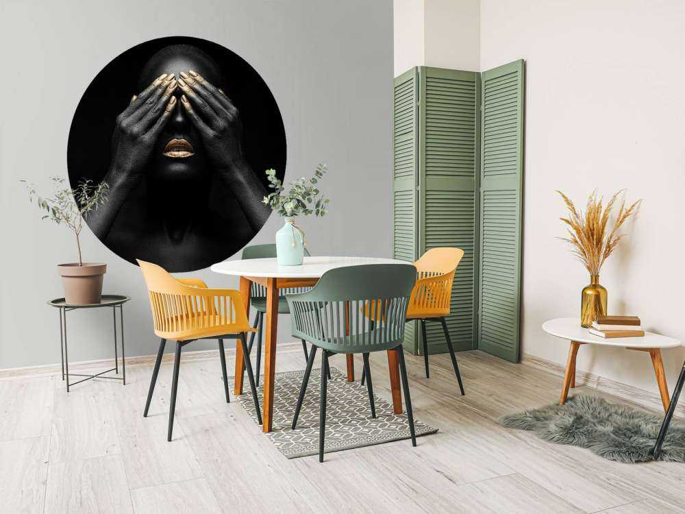 Donna con le mani davanti agli occhi