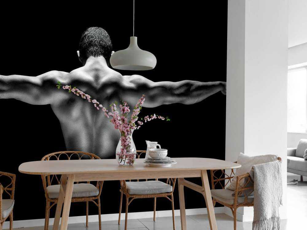 Uomo con le braccia tese