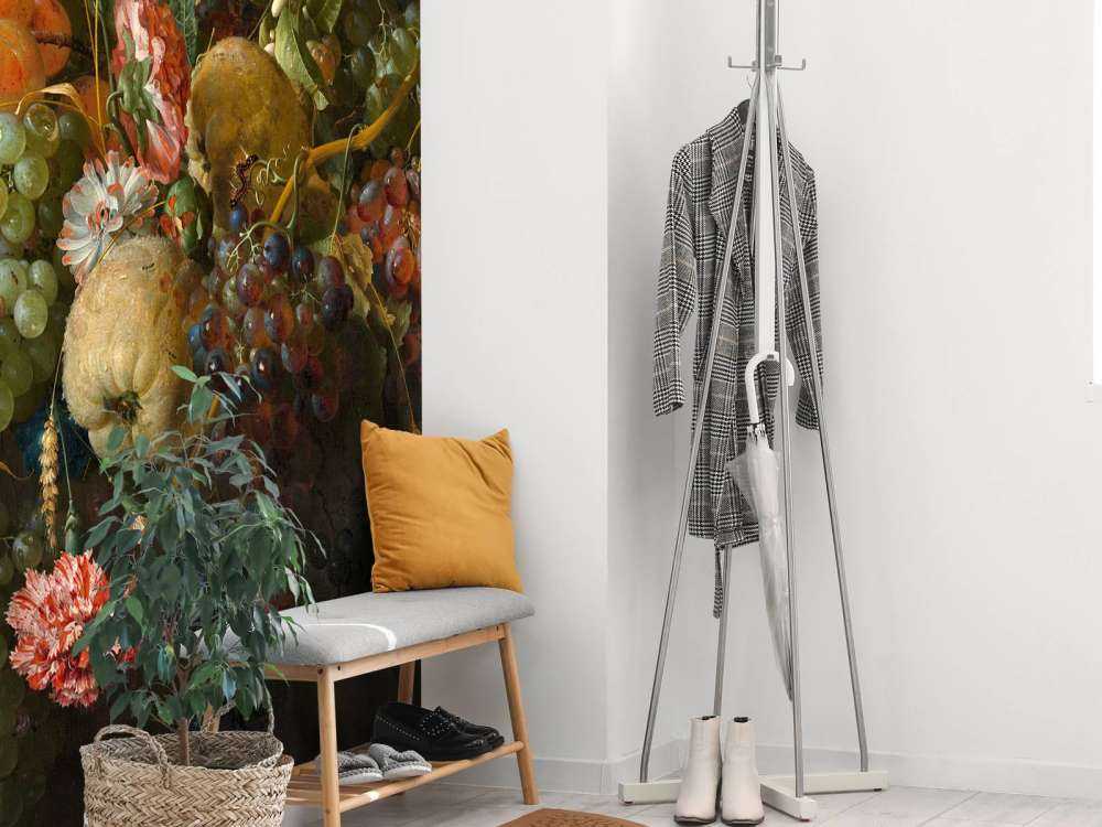 Ghirlanda di frutta con qualche fiore