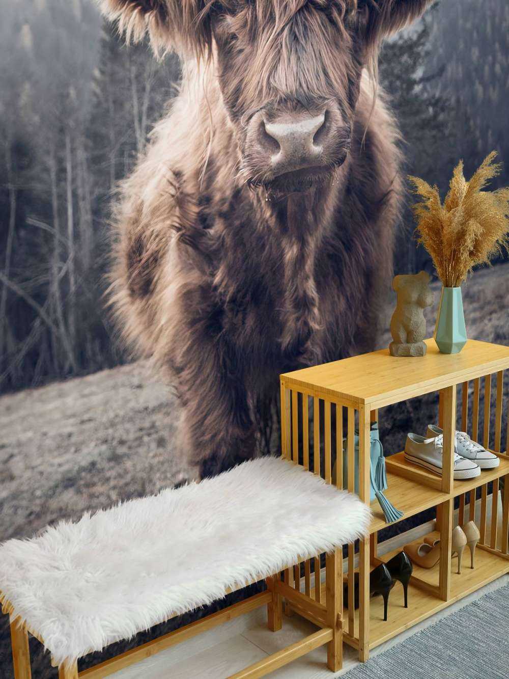 Highlander scozzese vicino alla foresta