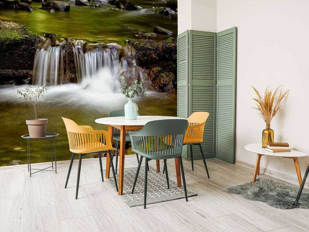 Piccola cascata dettagliata