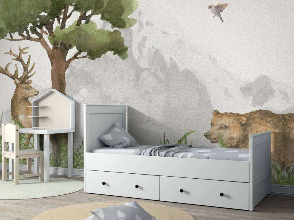 Animali della foresta vicino a una montagna