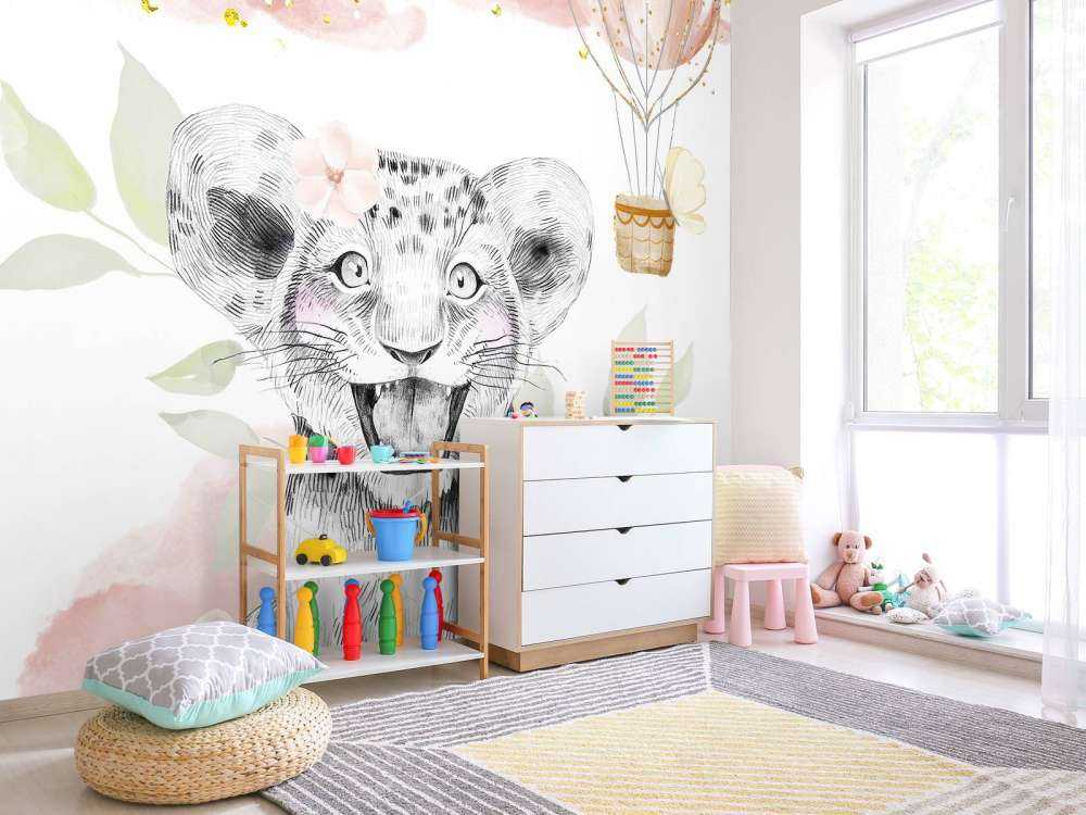 Cucciolo di leone allegro e palloncino