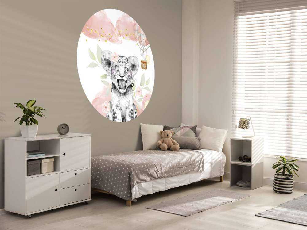 Cucciolo di leone allegro e palloncino