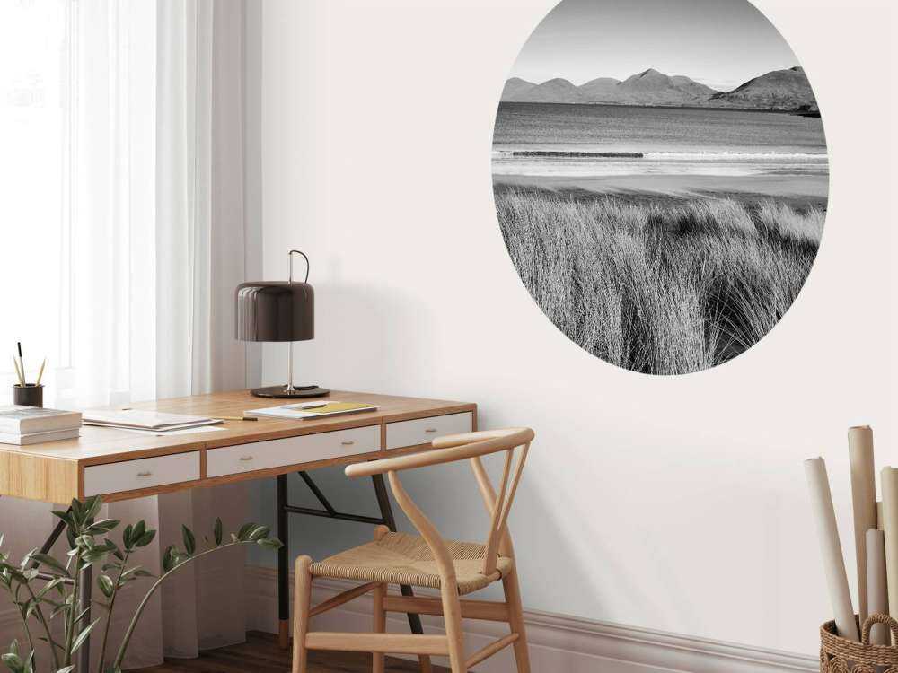 Casco in erba, spiaggia e montagna