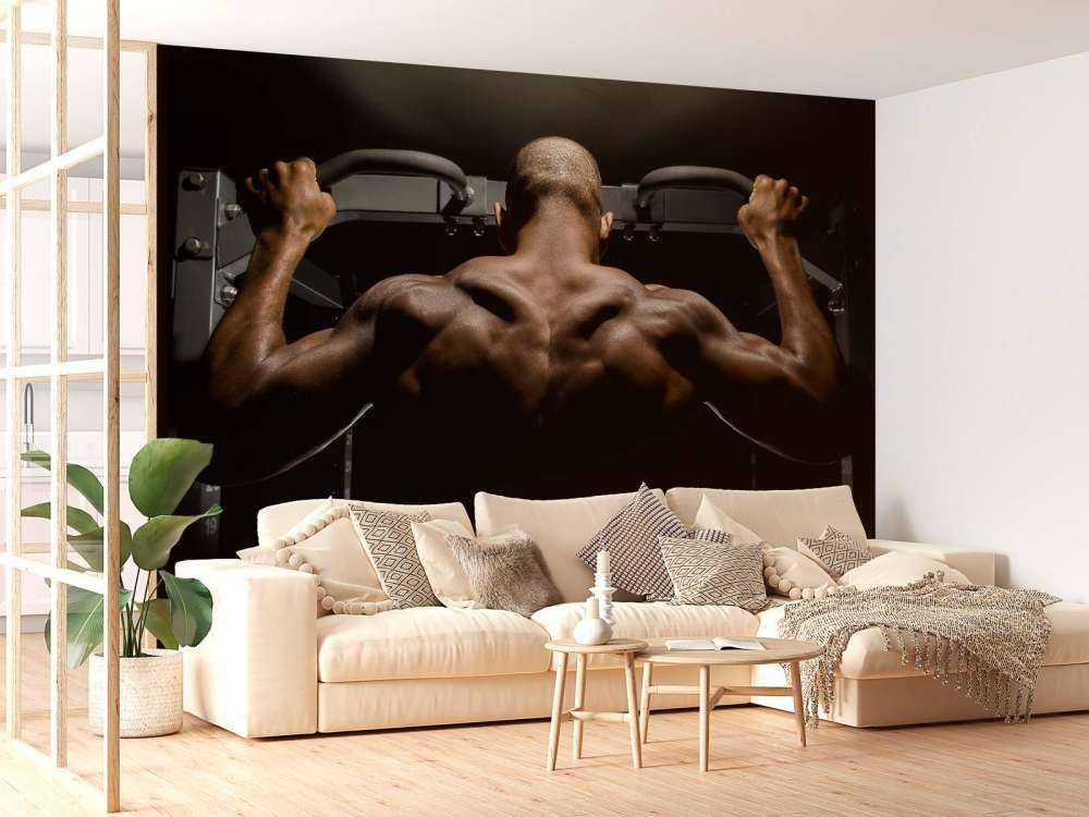 Uomo con la schiena muscolosa