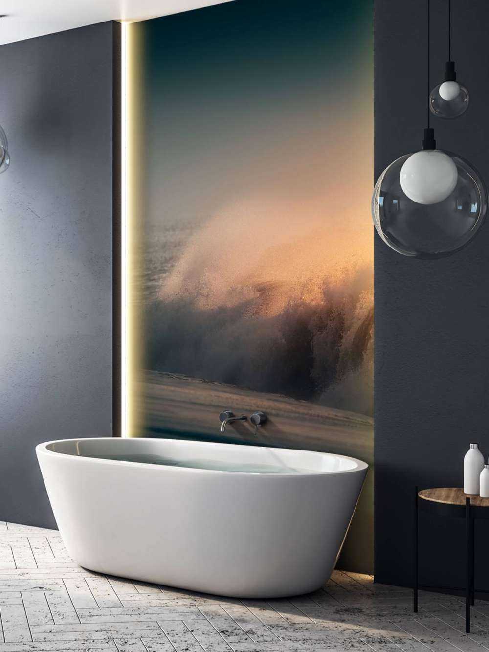 Onde che si infrangono sulla spiaggia