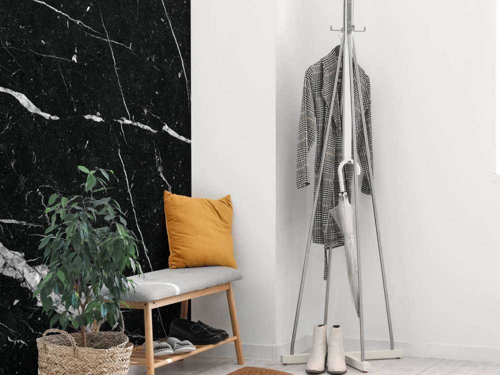 Marmo nero con strisce bianche