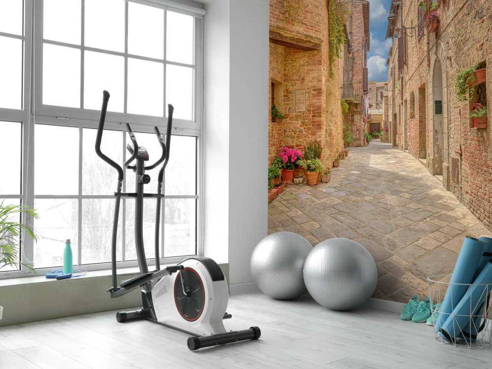 Strada italiana con piante e fiori