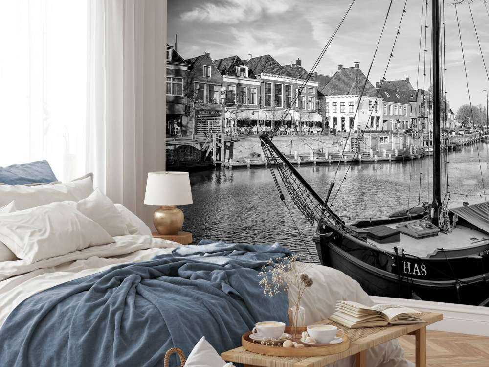 Navi da carico storiche ormeggiate a Dokkum Friesland 