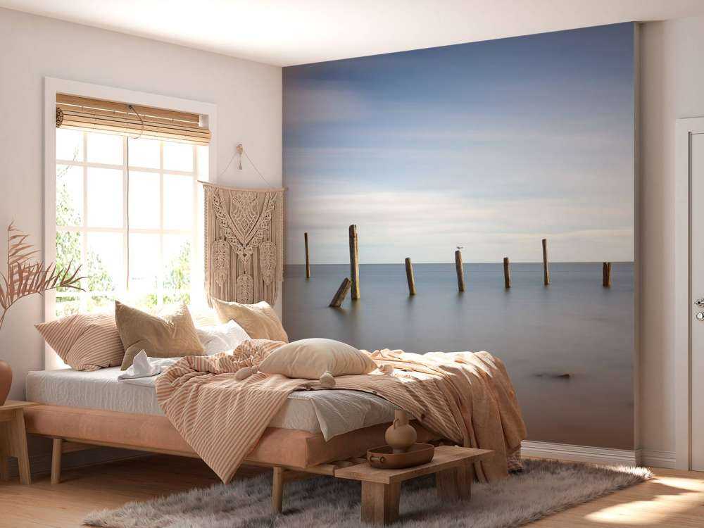 Vecchi pali di legno nel mare