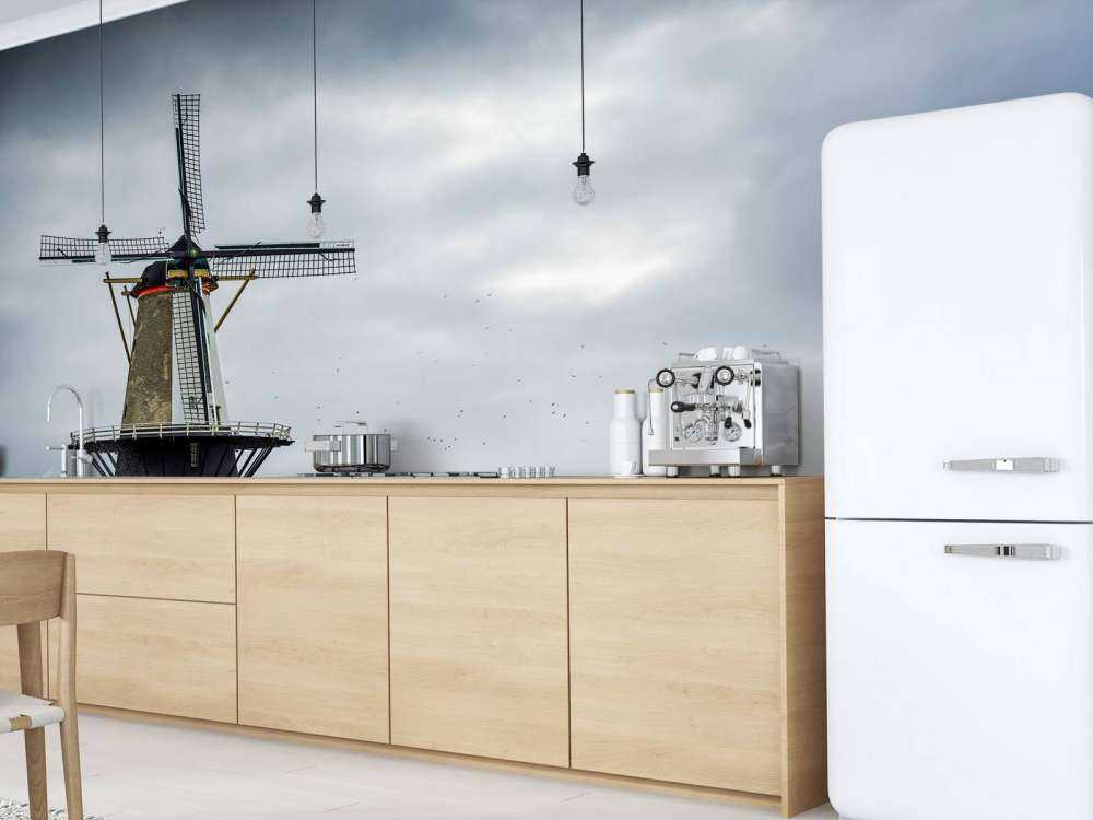 Mulino con onde di tempesta