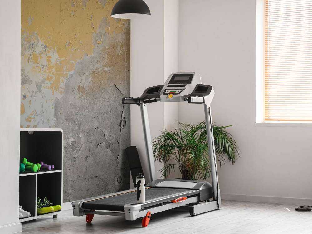 Muro giallo invecchiato