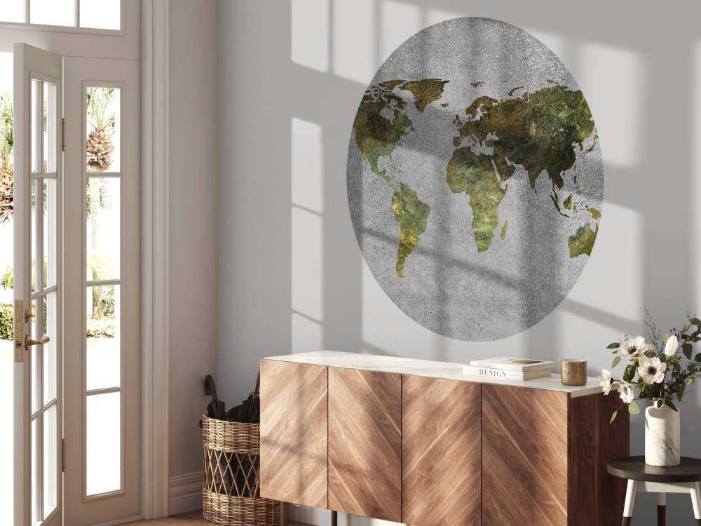 Mappa del mondo con struttura verde su cemento grigio