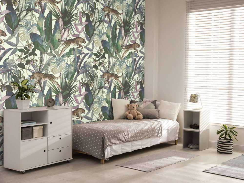 Ghepardo tra le foglie tropicali