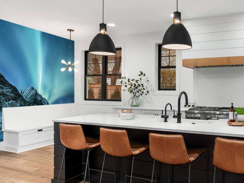 Aurora boreale verde sopra le montagne