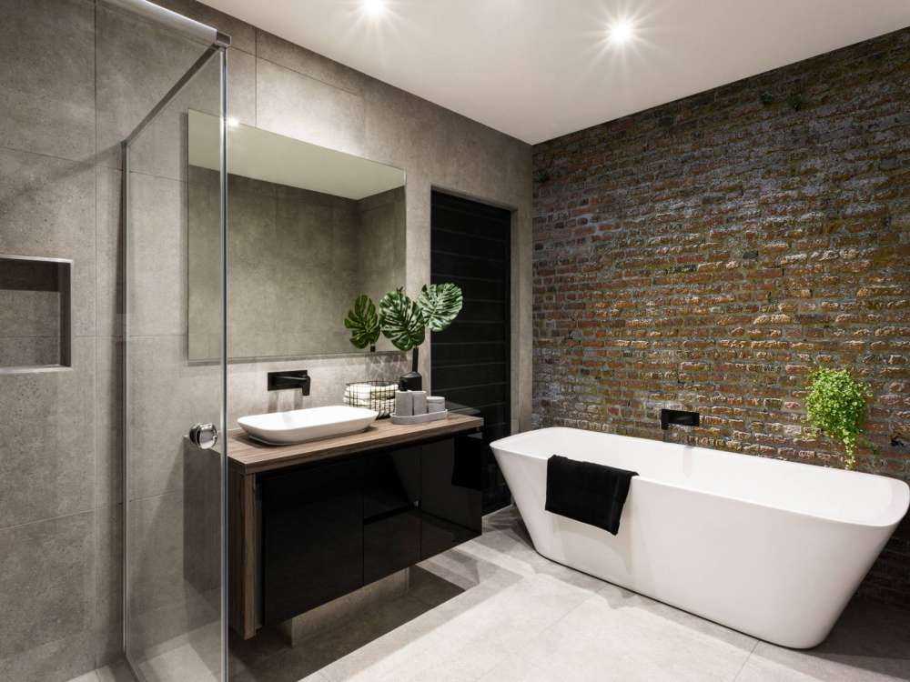 Vecchio muro di cinta in pietra con piante