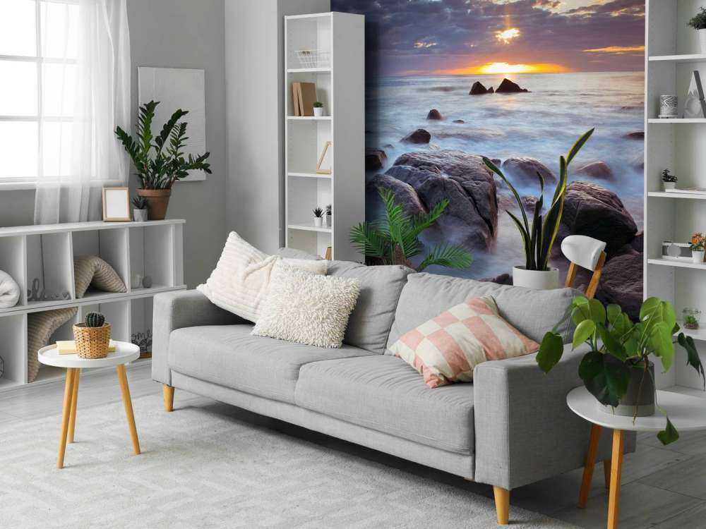 Tramonto su una costa rocciosa