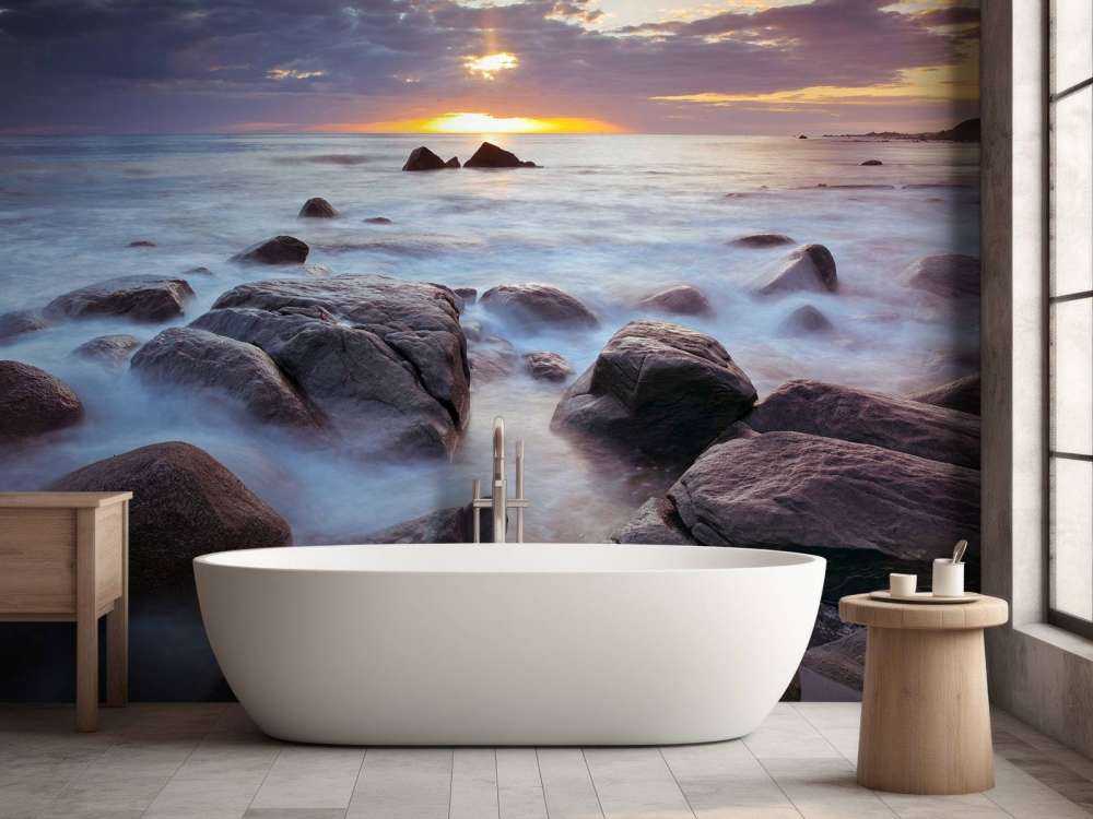 Tramonto su una costa rocciosa