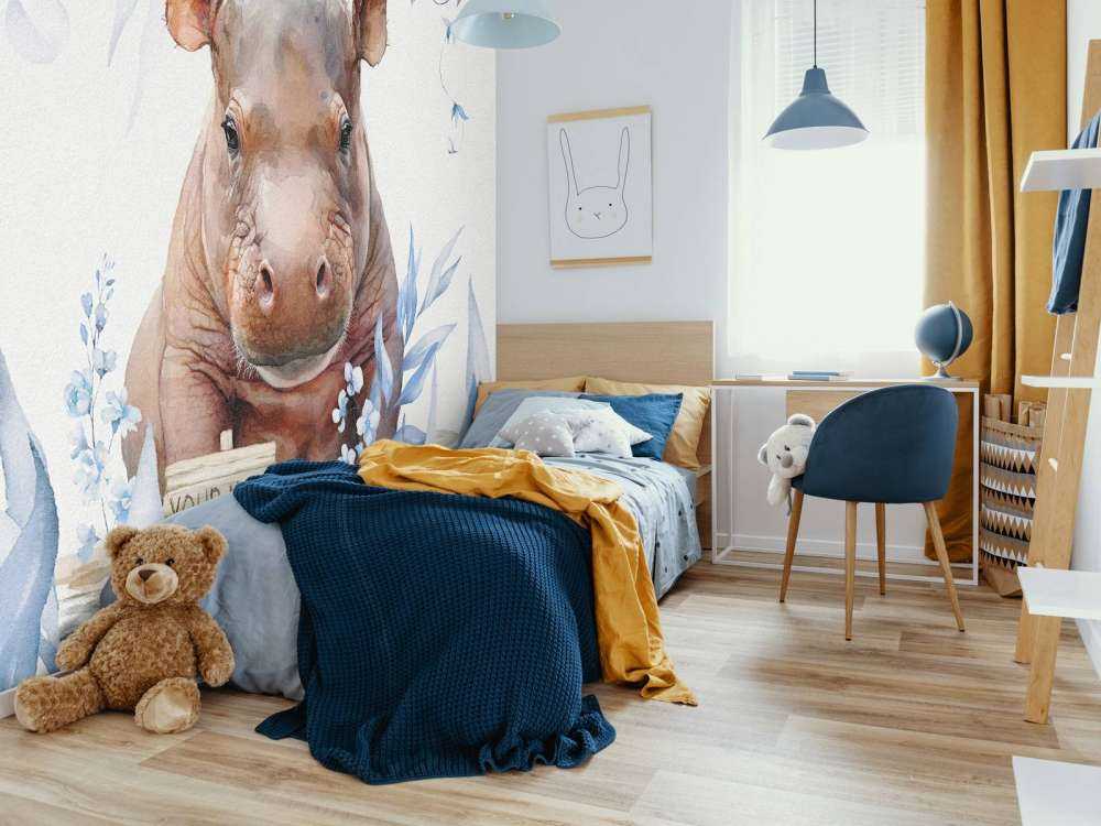 Baby ippopotamo tra le foglie blu