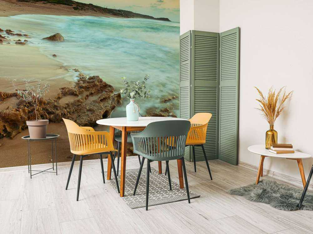 Spiaggia tranquilla con rocce