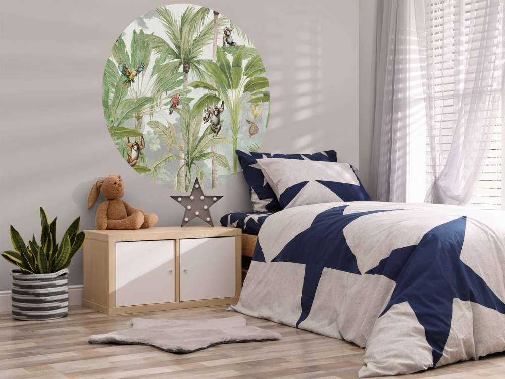 Giungla con scimmie e pappagalli a colori