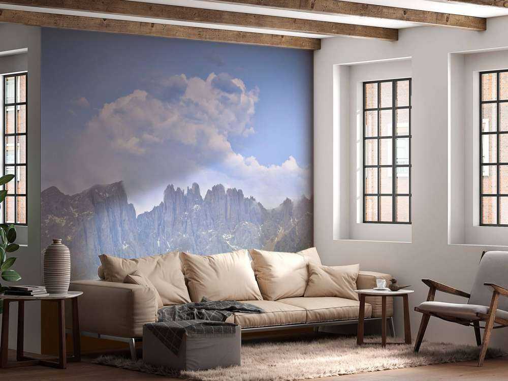 Montagne con alberi e nuvole