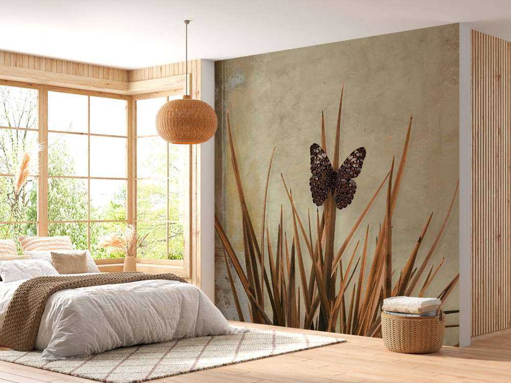 Farfalla vicino a vecchio muro