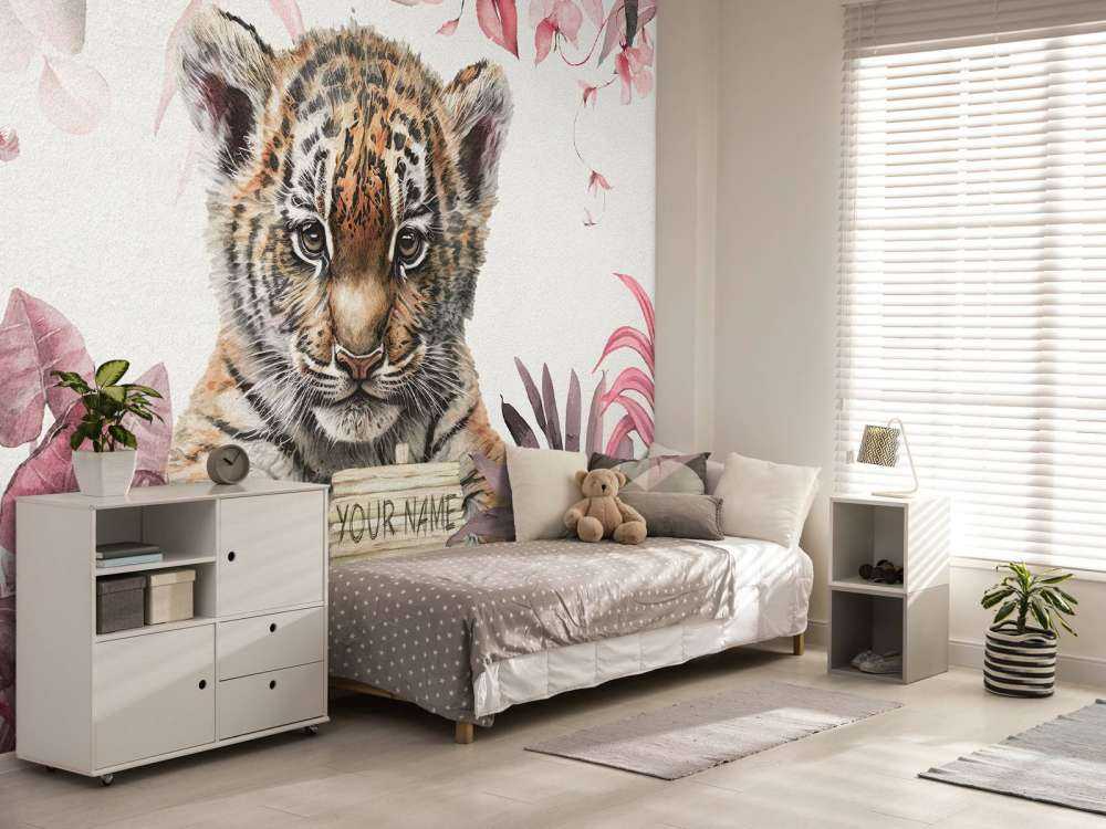 Tigre carina con piante rosa