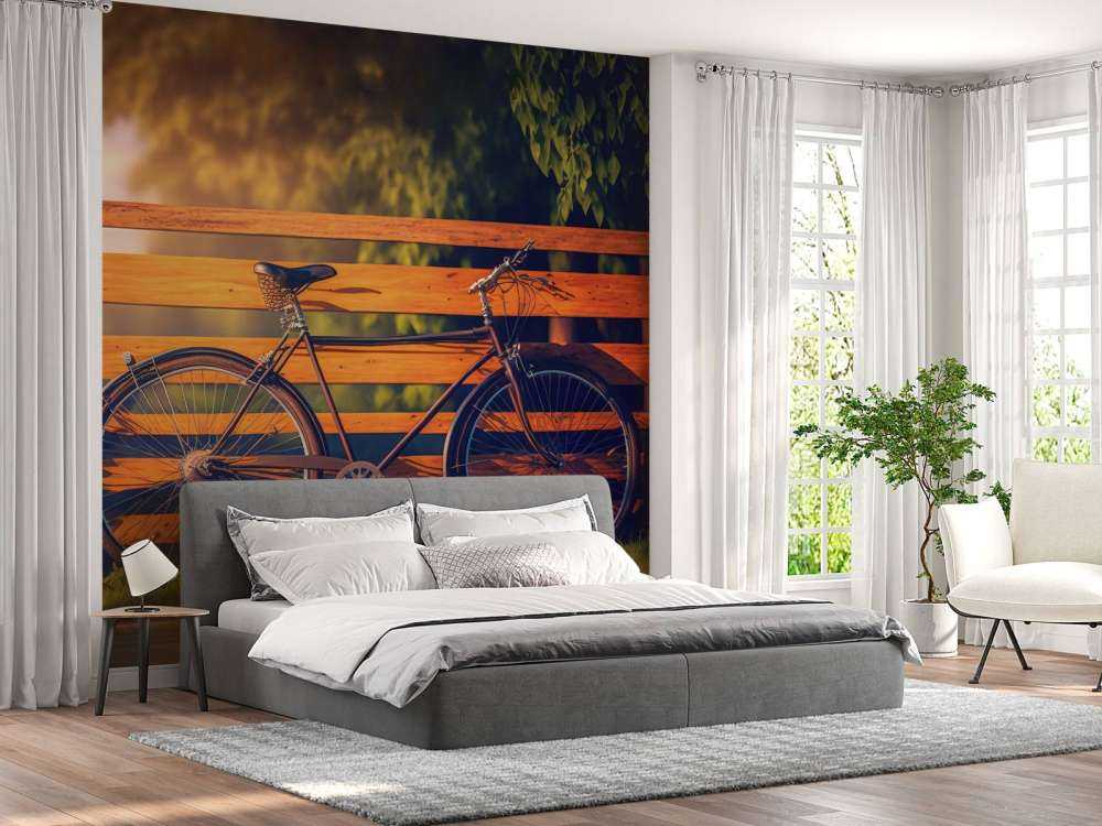 Bicicletta vicino a una staccionata di legno