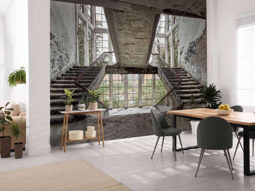 Scala di una scuola abbandonata