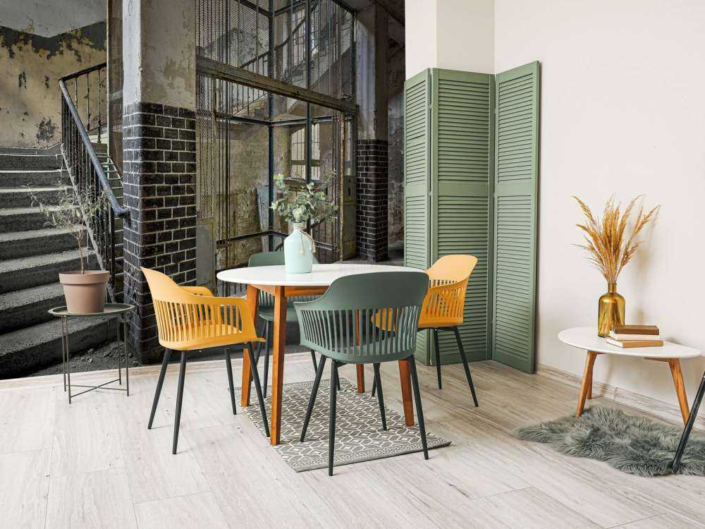 Vecchio pozzo dell'ascensore con scale